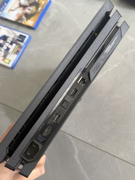 PlayStation 4 Pro 1 TB + 2 pady + 2 gry + oryginalne pudełko