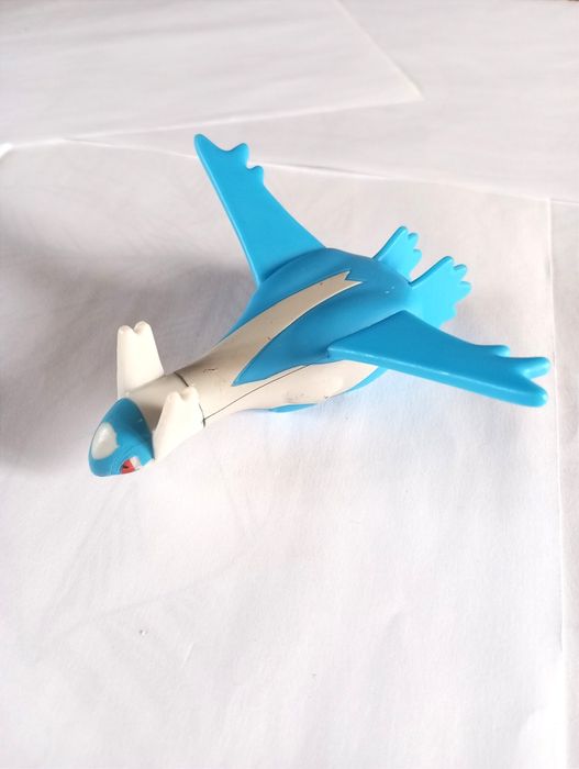 Boneco Pokémon Latios