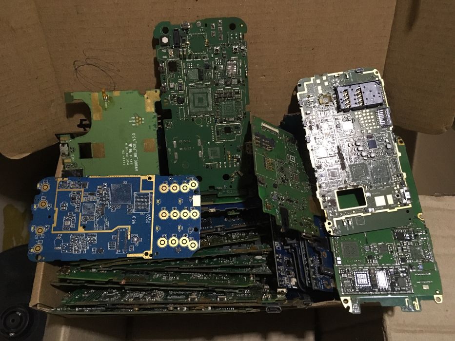 Плати мобільних телефонів на вагу