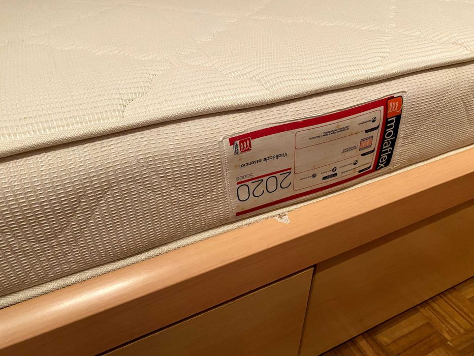 Cama, Colchão e mesa cabeceira