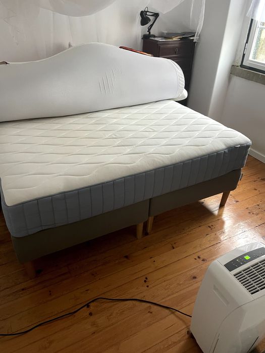Vendo cama LYNGÖR 180 × 200 cm, em muito bom estado.