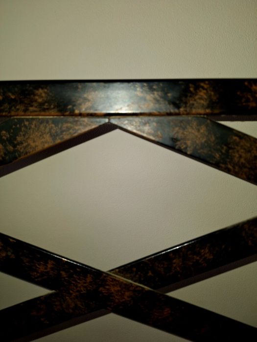 Cama de ferro forjado com dossel em preto e bronze + estrado