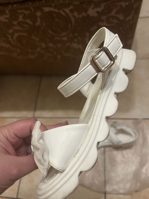 Босоніжки на дівчинку