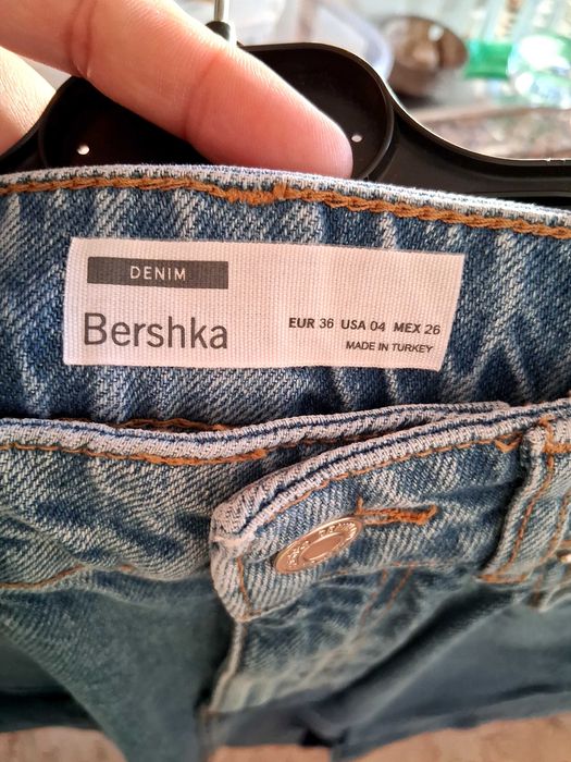 Saia Bershka e camisola Zara