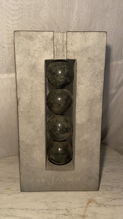 Escultura em homenagem a Fernando Pessoa de Cristina Ataide