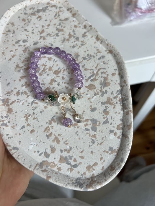 Bransoletka z bialym kwiatem i zawieszkami