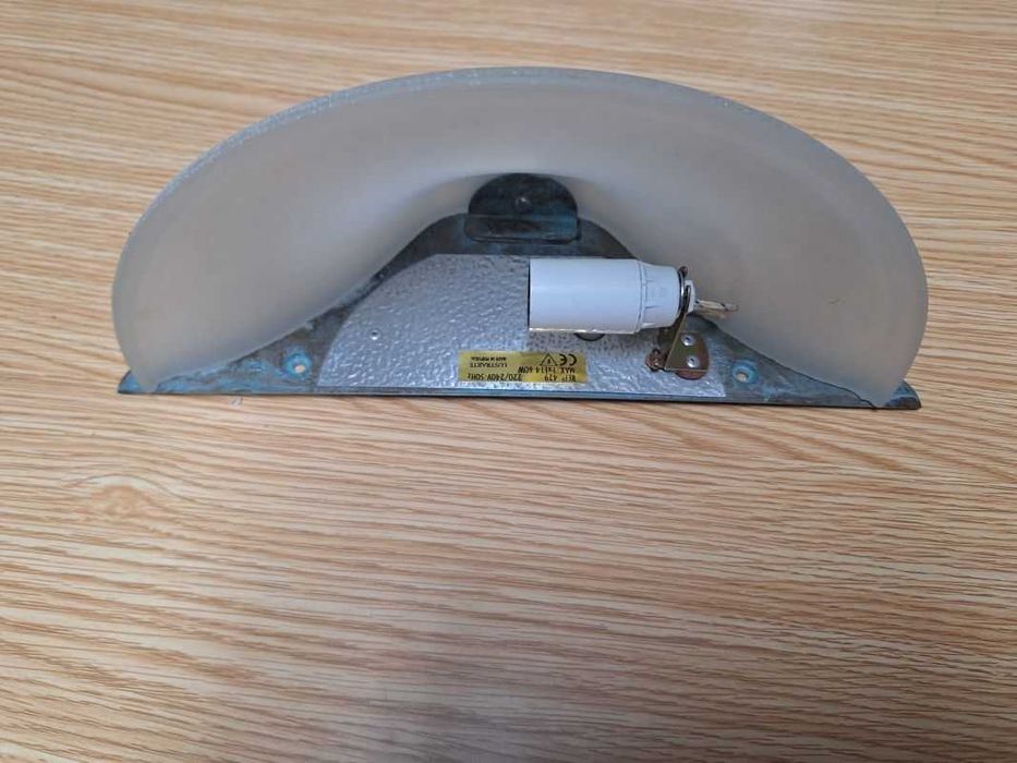 Aplique de sala em vidro fosco (Concha) e estrutura em metal