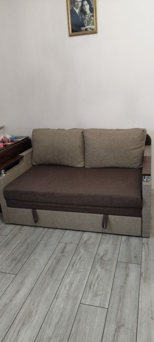 Продам диван у дуже гарному стані. Був у використанні 1 рік.