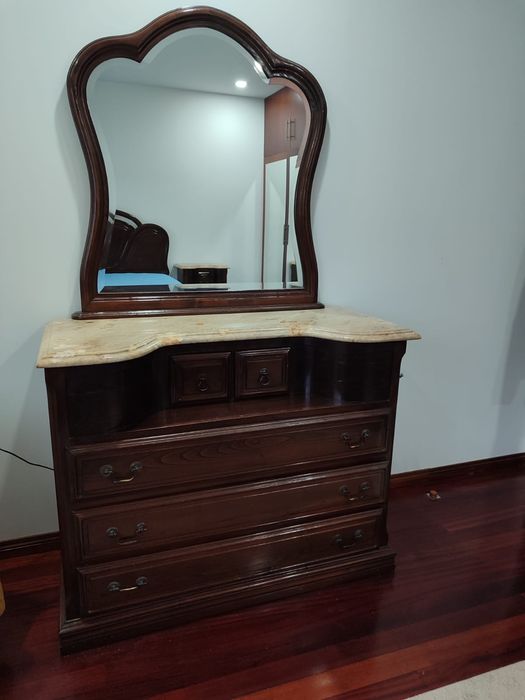 Mobília de quarto (cama, cómoda e mesas de cabeceira)