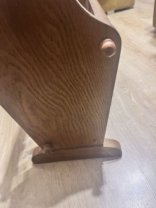 Dębowy gazetnik retro