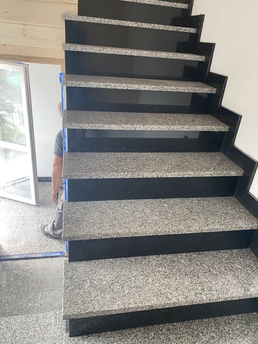 Stopień granitowy płomień, poler, MONTAŻ