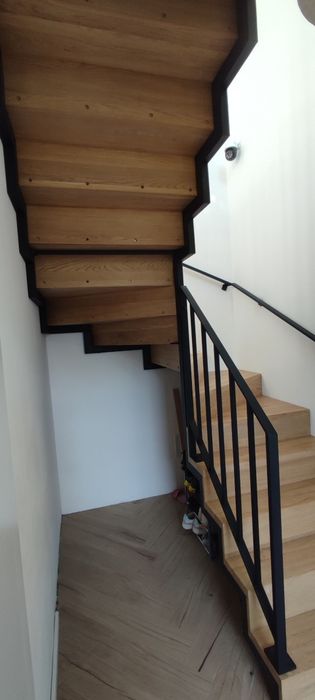 Schody stalowe wewnętrzne schody dywanowe  policzkowe