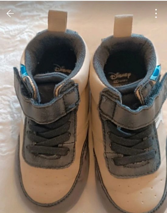 Tênis muito confortável pisca luzes azuis