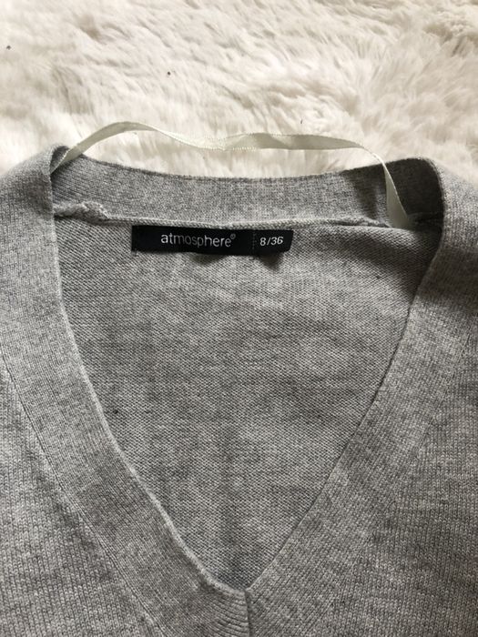 szary sweterek z dekoltem w serek atmosphere