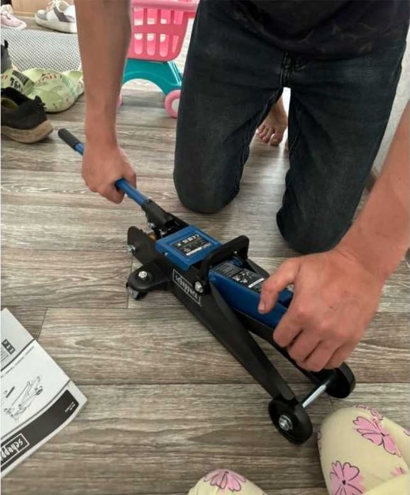 Домкрат подкатной гидравлический ŻABA жаба в кейсе 2 т