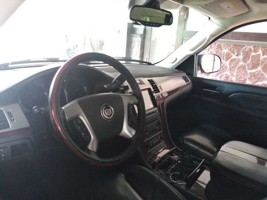 Продам Cadillac Escalade 6.2 V8 куплений новим в салоні перший власник