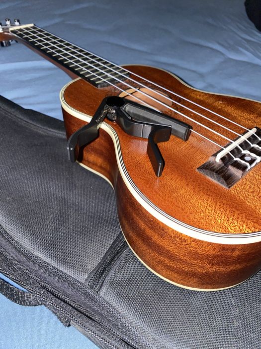 Ukelele Grape + Capo + Case