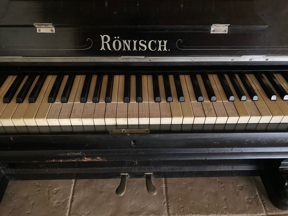 Piano vertical Ronnisch