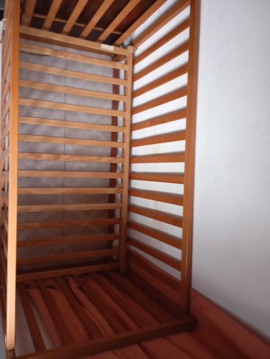 Cama de bebe em grande de madeira