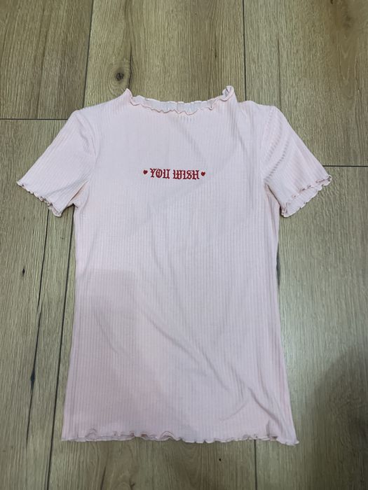 Różowy przylegający tshirt z napisem coquette kawaii