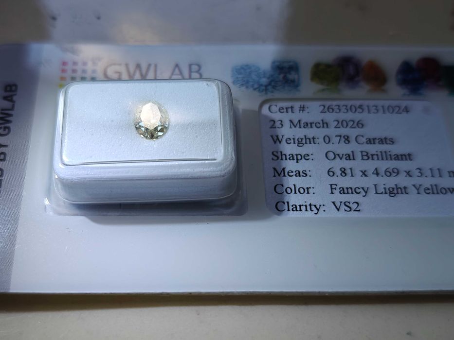 Naturalny diament 0.78 Ct Fancy Light Yellow VS2- certyfikat
