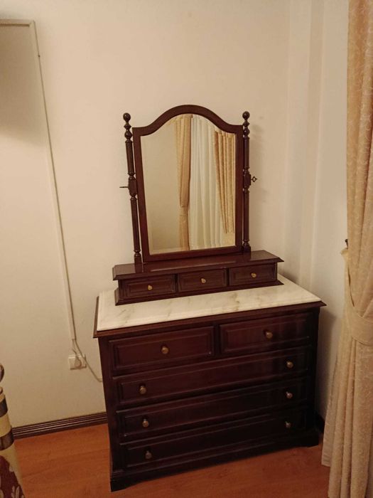 Cómoda toucador com tampo de mármore