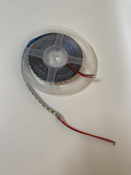 Світлодіодна LED стрічка 5V тепла біла 2700K