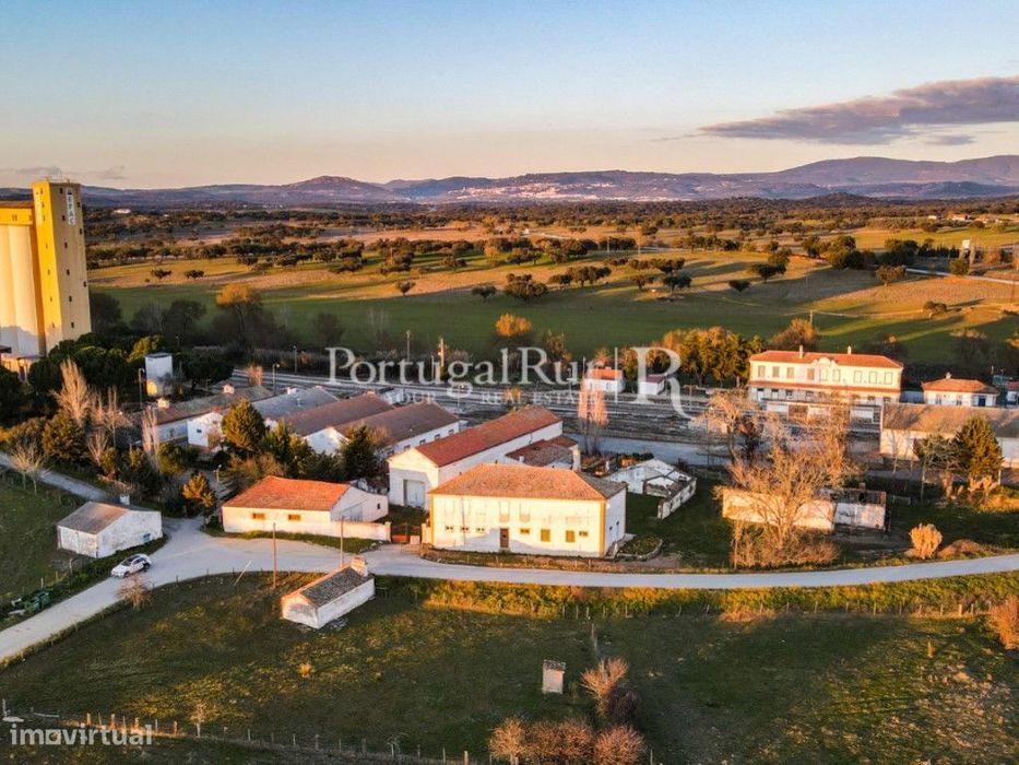 Quinta para investimento com 3 ha e várias construções