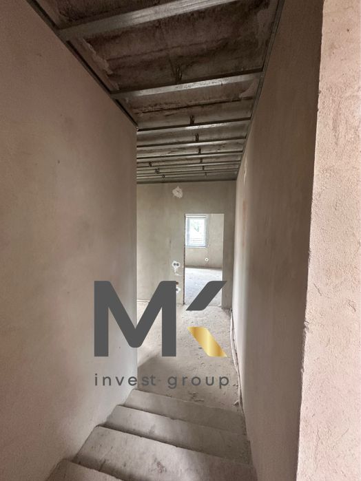 Продаж двоповерхового будинку з великою ділянкою. Стоянка-2