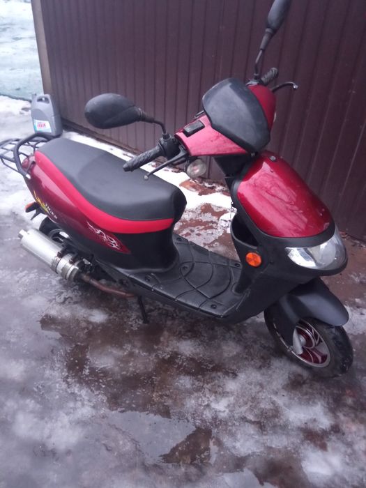 Скутер мопед дырчик мотороллер.