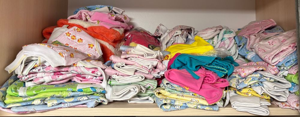 Дитяче ліжко з матрацем, захистом, пледом та пакетом нового одягу