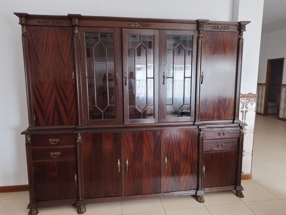 Cristaleira estilo  inglês  com carinhas de latão