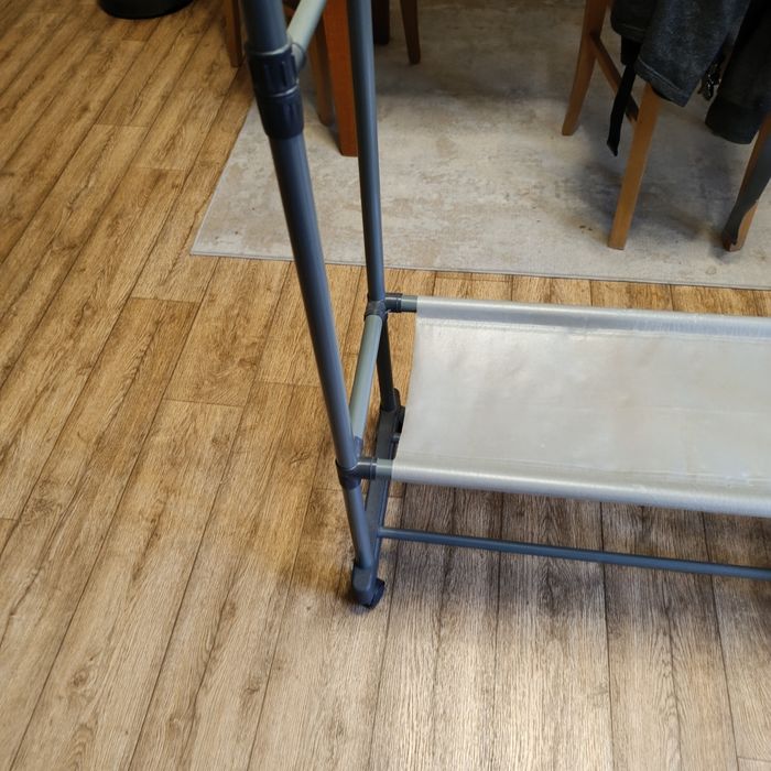 Wieszak na kółkach