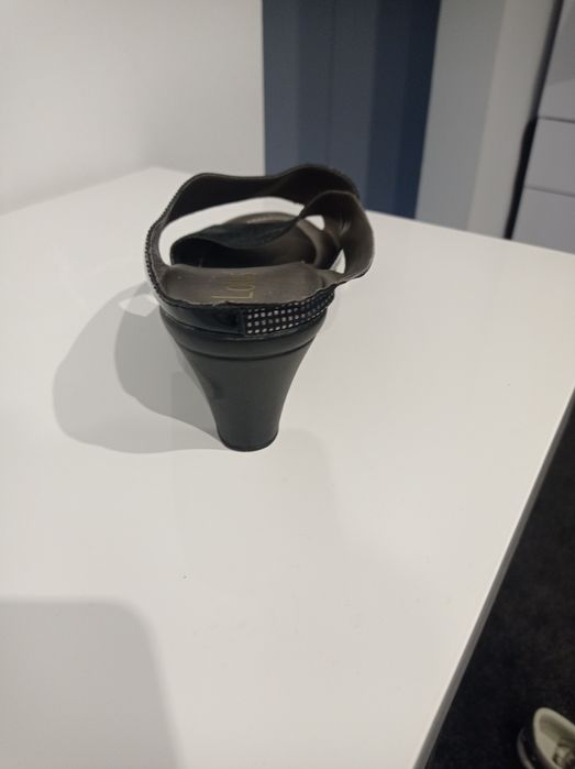 Продам дуже гарне взуття натуральна шкіра