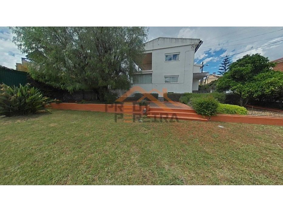 Moradia T7, isolada, com uma área de 359 m2, inserida em lote de 88...