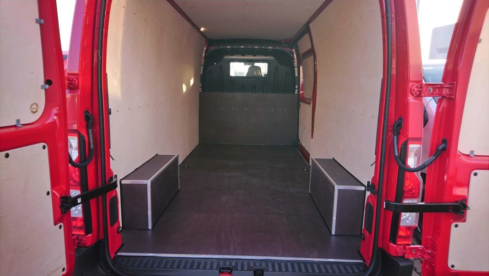 Zabudowa przestrzeni ładunkowej w Opel Movano L2H2