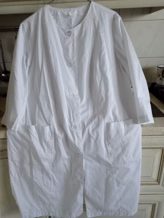 Продаю  три медицинских халата