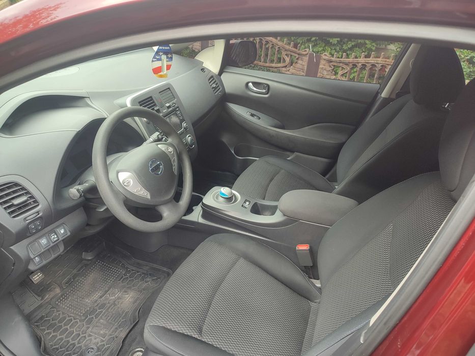 Автомобіль Nissan leaf