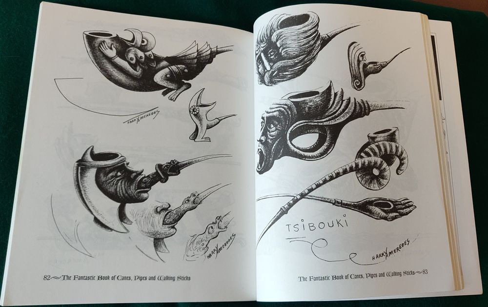 Cachimbos, livros em inglês, francês e italiano