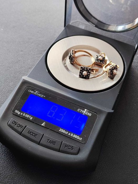 Komplet biżuterii [próba 585] - kolczyki, zawieszka i pierścionek.