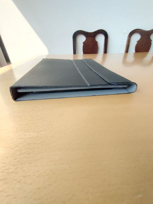 Teclado de tablet "Goodis" usado.