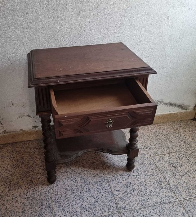 Mesa de Cabeceira Antiga boa Madeira em bom estado