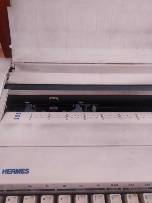Máquina de escrever electrónica Hermes