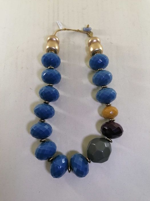 Colar com pedras azuis, verdes, douradas e ameixa - Bijuteria