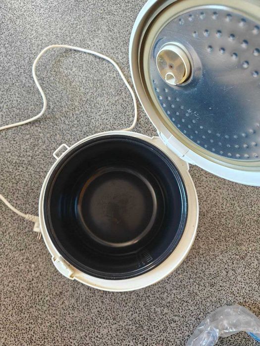 Máquina de Cozinha Multicooker Redmond com defeito