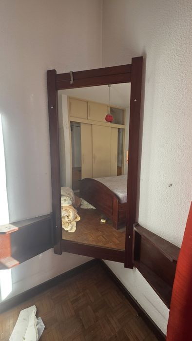 Cama de casal e espelho