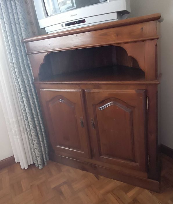 Móvel de canto em madeira