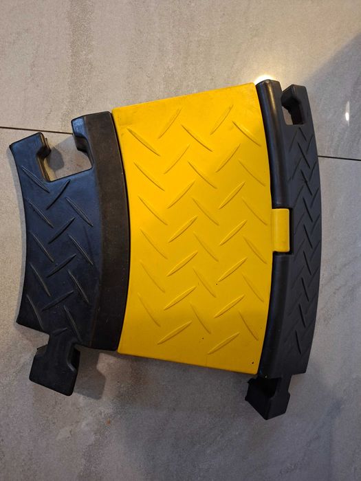 Najazd kablowy próg pomost osłona ochrona kabli