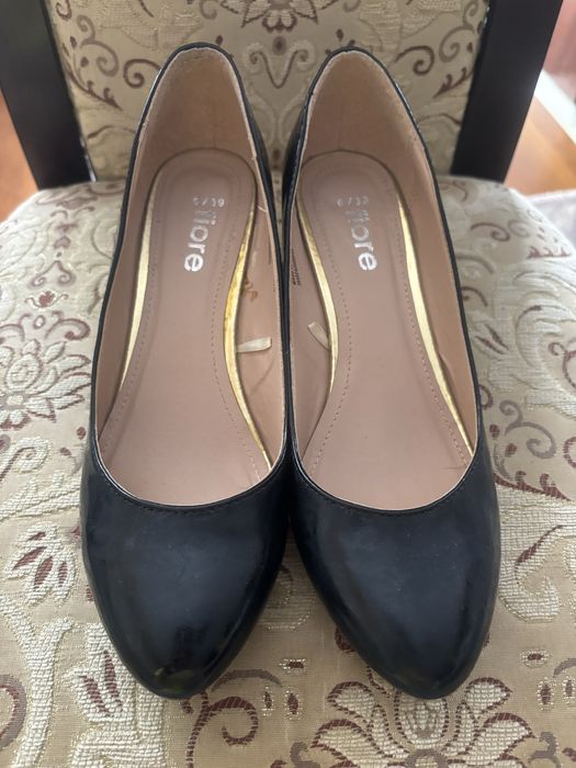Czarne lakierowane buty damskie na koturnie