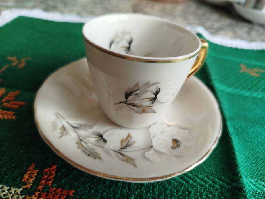 Vários pratos e chávenas de café